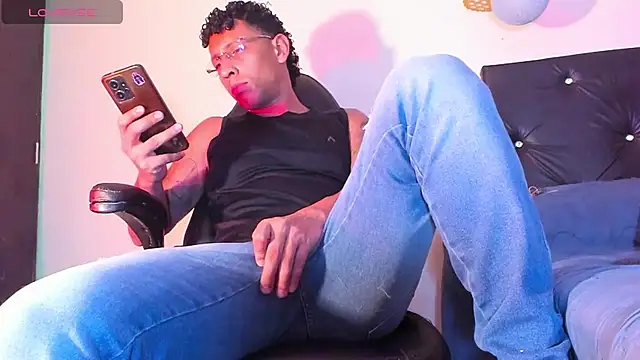 Snapshot of FuckHardlove chatting on 12/20/24, 03:47 FuckHardlove online show from 12/20/24, 03:47