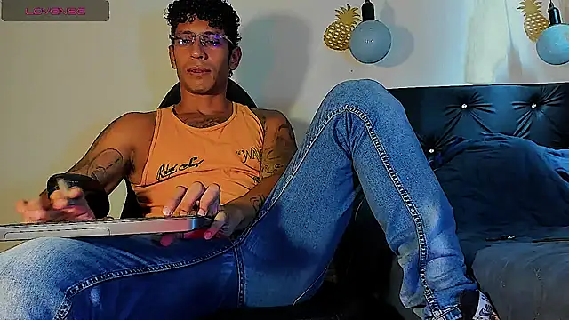 Snapshot of FuckHardlove chatting on 02/27/25, 07:15 FuckHardlove online show from 02/27/25, 07:15