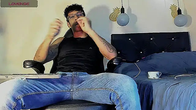 Snapshot of FuckHardlove chatting on 03/04/25, 05:03 FuckHardlove online show from 03/04/25, 05:03