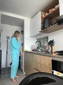 Snapshot of Ameellie chatting on 10/08/25, 03:42 Ameellie online show from 10/08/25, 03:42