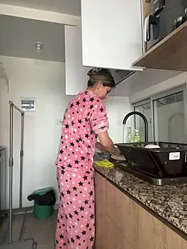 Snapshot of Ameellie chatting on 10/10/25, 03:22 Ameellie online show from 10/10/25, 03:22