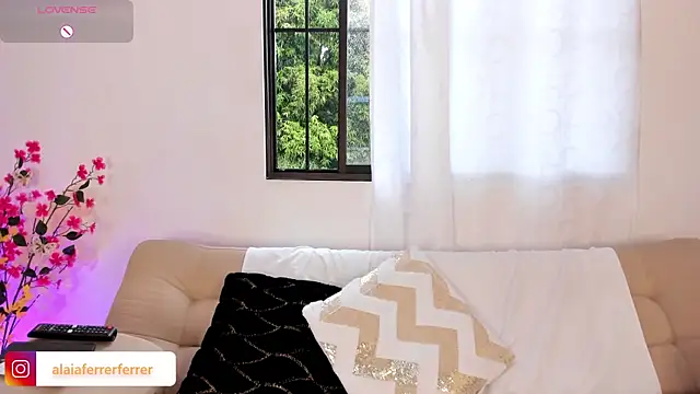 Alaia Ferrer  online show from 10/11/25, 08:29