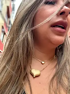  Abril-Office1 online show from 10/10/25, 03:22