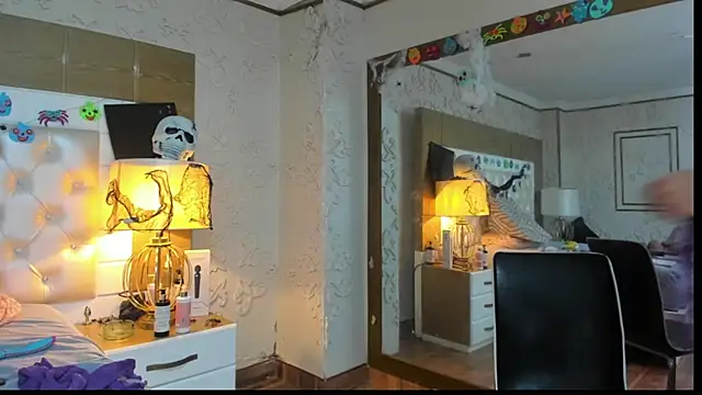 TaraaHot online show from 10/31/25, 10:33