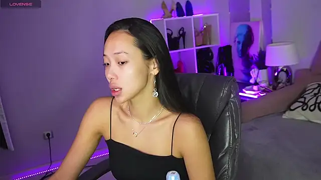 Snapshot of _MIURA_ chatting on 10/19/25, 01:17 MIURA online show from 10/19/25, 01:17