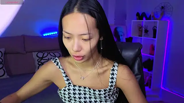 Snapshot of _MIURA_ chatting on 10/24/25, 01:03 MIURA online show from 10/24/25, 01:03