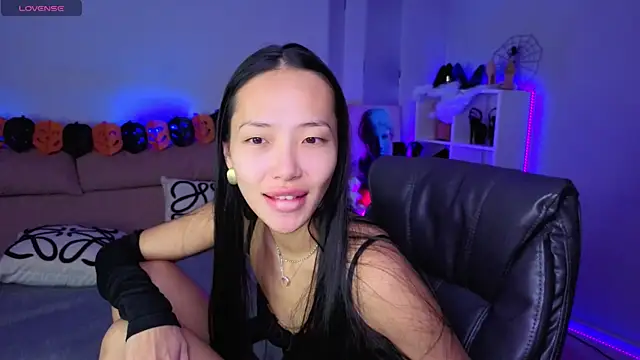 Snapshot of _MIURA_ chatting on 10/28/25, 12:58 MIURA online show from 10/28/25, 12:58