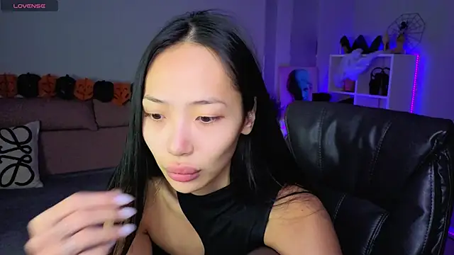 Snapshot of _MIURA_ chatting on 10/29/25, 01:08 MIURA online show from 10/29/25, 01:08