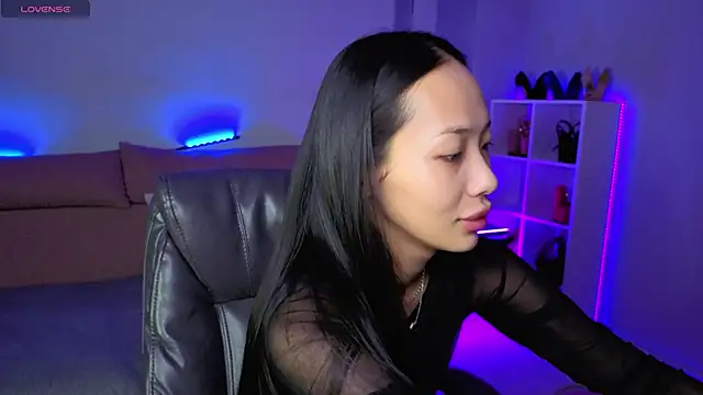 Snapshot of _MIURA_ chatting on 11/13/25, 01:15 MIURA online show from 11/13/25, 01:15