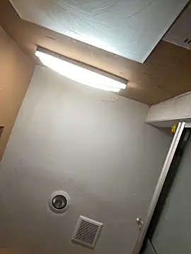 Snapshot of Crackkers chatting on 10/23/25, 04:45 Crackkers online show from 10/23/25, 04:45