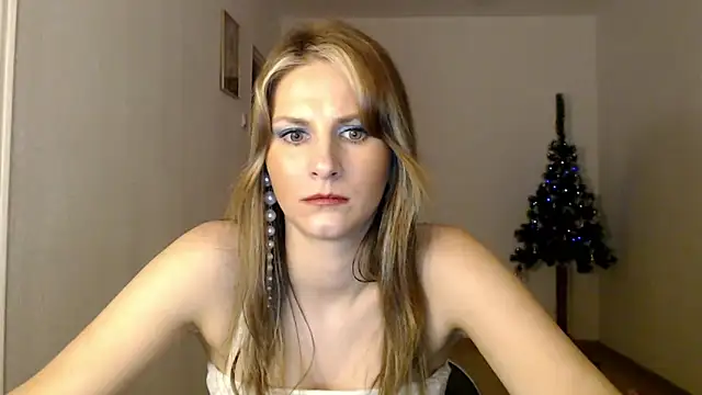 Snapshot of DagmarieFlirt chatting on 12/17/24, 04:21 DagmarieFlirt online show from 12/17/24, 04:21