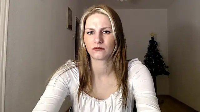 Snapshot of DagmarieFlirt chatting on 12/21/24, 06:19 DagmarieFlirt online show from 12/21/24, 06:19
