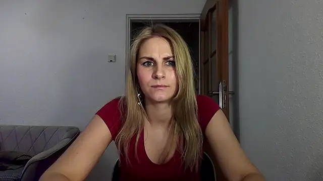 Snapshot of DagmarieFlirt chatting on 03/10/25, 04:25 DagmarieFlirt online show from 03/10/25, 04:25