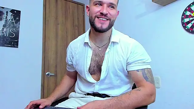 Snapshot of AndrewDiaz chatting on 10/05/25, 08:56 AndrewDiaz online show from 10/05/25, 08:56