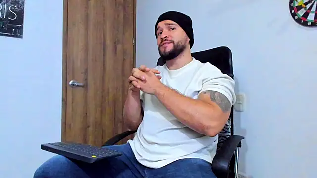 Snapshot of AndrewDiaz chatting on 10/11/25, 04:12 AndrewDiaz online show from 10/11/25, 04:12