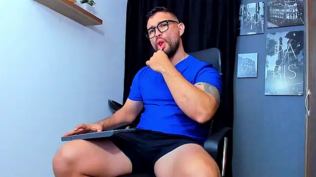 Snapshot of AndrewDiaz chatting on 11/18/25, 06:29 AndrewDiaz online show from 11/18/25, 06:29