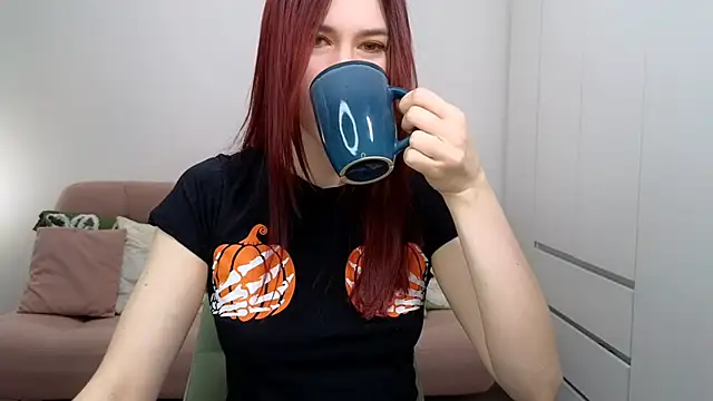 Snapshot of AliciaNewell chatting on 10/30/25, 06:04 AliciaNewell online show from 10/30/25, 06:04