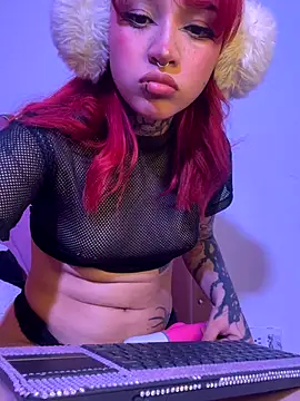 Snapshot of IrisMagiic chatting on 11/18/25, 11:48 IrisMagiic online show from 11/18/25, 11:48