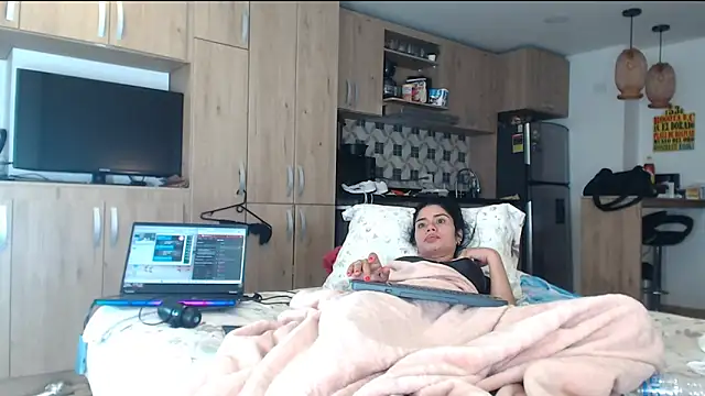 Snapshot of Alondra_fetish chatting on 02/27/25, 08:39 Alondra fetish online show from 02/27/25, 08:39