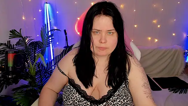 Snapshot of Akemi_BBW chatting on 12/17/24, 06:53 Akemi BBW online show from 12/17/24, 06:53