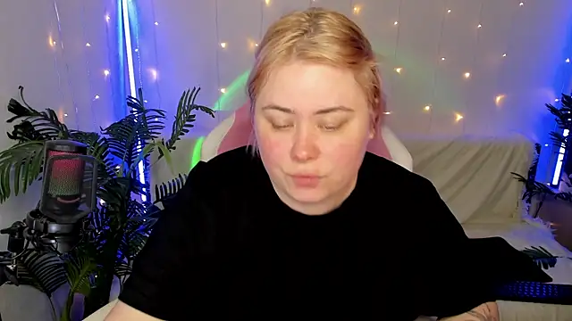 Snapshot of Akemi_BBW chatting on 01/19/25, 06:00 Akemi BBW online show from 01/19/25, 06:00