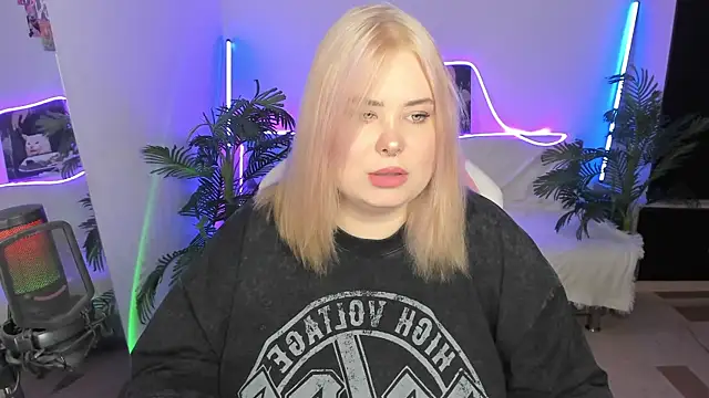 Snapshot of Akemi_BBW chatting on 03/17/25, 06:32 Akemi BBW online show from 03/17/25, 06:32