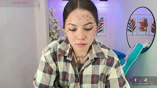 Snapshot of Isa_reel chatting on 10/25/25, 07:49 Isa reel online show from 10/25/25, 07:49