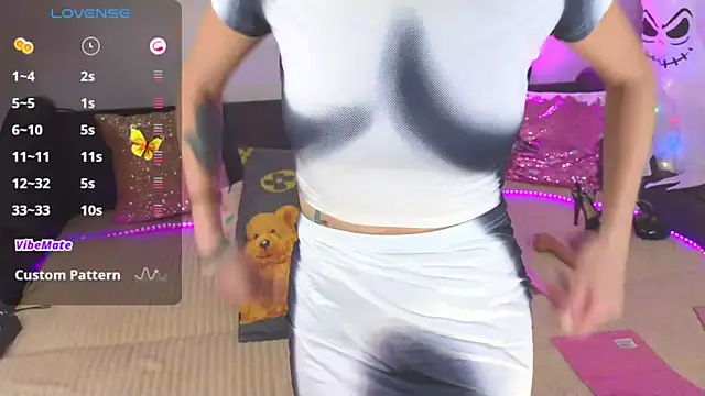 Snapshot of AlexaStoun chatting on 10/26/25, 02:23 AlexaStoun online show from 10/26/25, 02:23