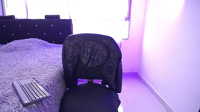 Snapshot of Aleja_Sanz chatting on 03/10/25, 04:25 Aleja Sanz online show from 03/10/25, 04:25