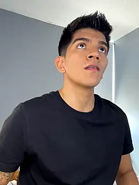 Snapshot of santiago_01 chatting on 10/15/25, 07:03 santiago 01 online show from 10/15/25, 07:03