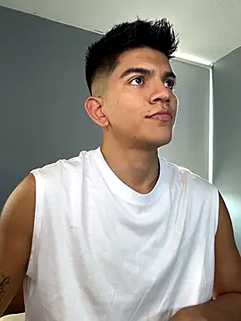 Snapshot of santiago_01 chatting on 10/17/25, 09:28 santiago 01 online show from 10/17/25, 09:28