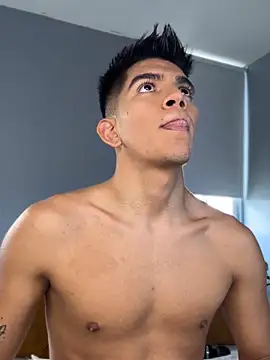 Snapshot of santiago_01 chatting on 10/19/25, 07:03 santiago 01 online show from 10/19/25, 07:03