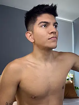 Snapshot of santiago_01 chatting on 10/22/25, 07:24 santiago 01 online show from 10/22/25, 07:24