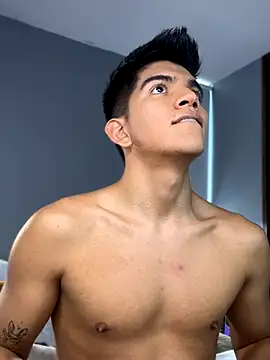 Snapshot of santiago_01 chatting on 10/29/25, 08:32 santiago 01 online show from 10/29/25, 08:32