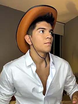 Snapshot of santiago_01 chatting on 11/01/25, 12:23 santiago 01 online show from 11/01/25, 12:23