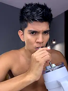 Snapshot of santiago_01 chatting on 11/05/25, 12:10 santiago 01 online show from 11/05/25, 12:10