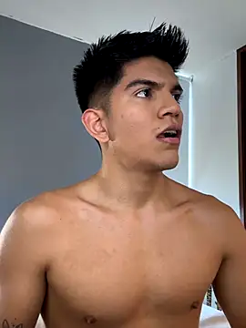 Snapshot of santiago_01 chatting on 11/14/25, 08:18 santiago 01 online show from 11/14/25, 08:18