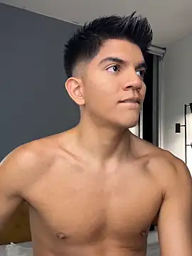 Snapshot of santiago_01 chatting on 11/23/25, 12:32 santiago 01 online show from 11/23/25, 12:32