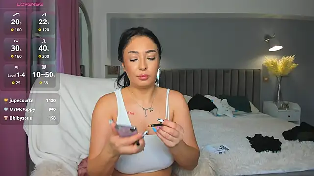 Snapshot of Awesome_Jolie chatting on 10/12/25, 08:13 Awesome Jolie online show from 10/12/25, 08:13