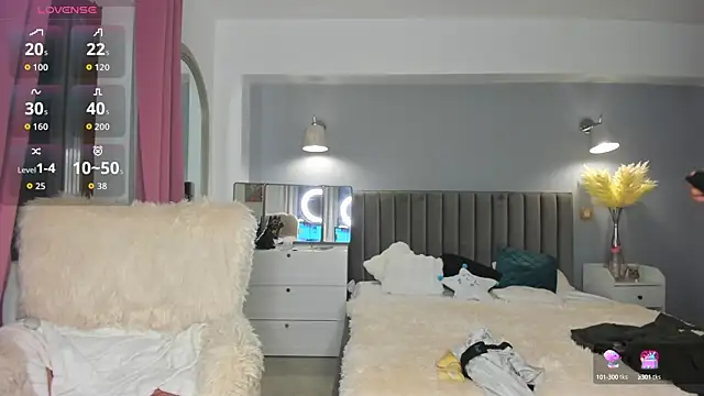 Snapshot of Awesome_Jolie chatting on 10/18/25, 04:26 Awesome Jolie online show from 10/18/25, 04:26