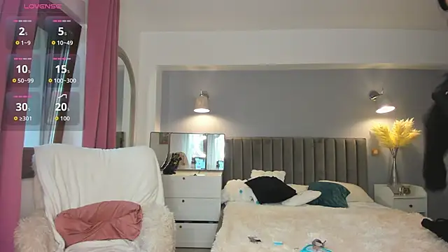 Snapshot of Awesome_Jolie chatting on 10/23/25, 06:23 Awesome Jolie online show from 10/23/25, 06:23