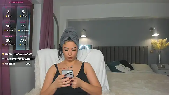 Snapshot of Awesome_Jolie chatting on 11/08/25, 06:46 Awesome Jolie online show from 11/08/25, 06:46