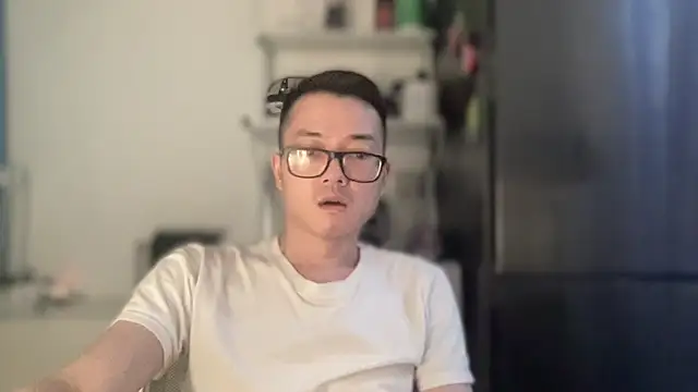 Snapshot of wangjian2324 chatting on 10/27/25, 10:03 wangjian2324 online show from 10/27/25, 10:03