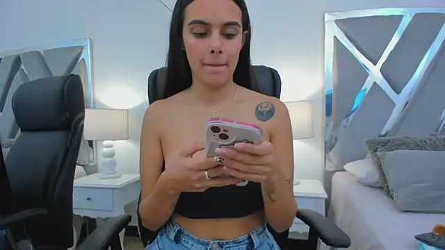 Snapshot of ChloeHarper_ chatting on 03/15/25, 03:27 ChloeHarper online show from 03/15/25, 03:27