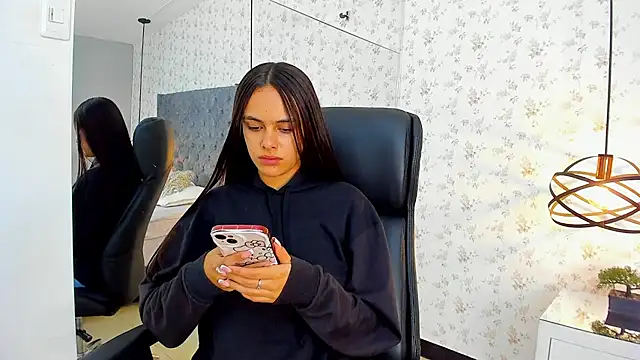 Snapshot of ChloeHarper_ chatting on 09/11/25, 12:38 ChloeHarper online show from 09/11/25, 12:38