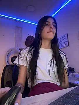 Snapshot of cristel_17 chatting on 02/08/25, 07:15 cristel 17 online show from 02/08/25, 07:15