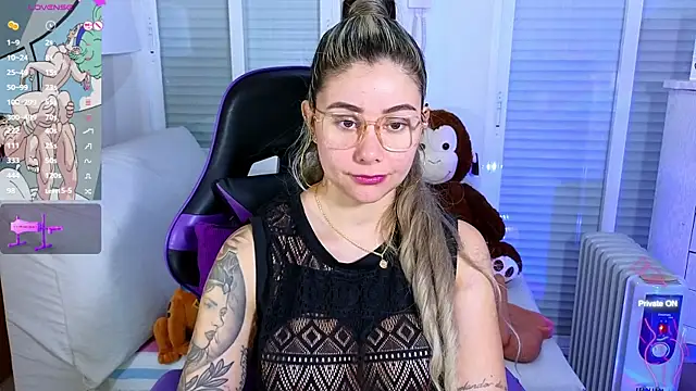 Snapshot of Tawny_cox chatting on 12/27/24, 05:31 Tawny cox online show from 12/27/24, 05:31