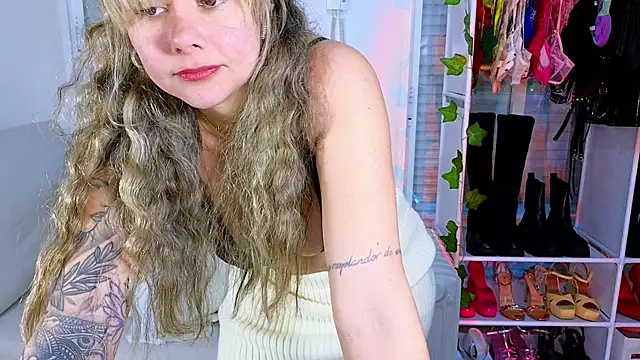 Snapshot of Tawny_cox chatting on 01/17/25, 04:04 Tawny cox online show from 01/17/25, 04:04