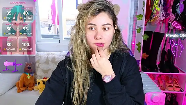 Snapshot of Tawny_cox chatting on 02/19/25, 10:45 Tawny cox online show from 02/19/25, 10:45