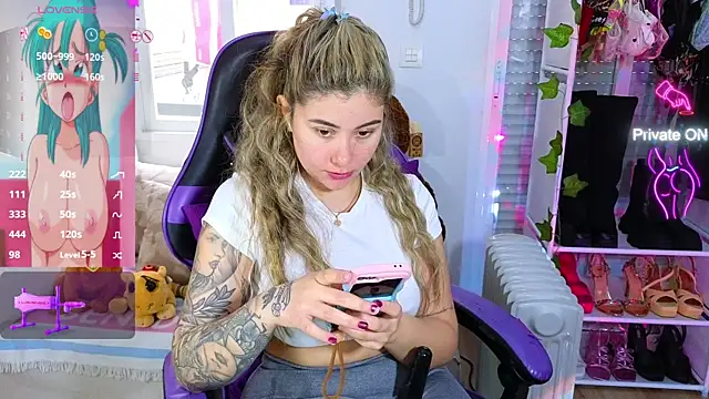 Snapshot of Tawny_cox chatting on 03/04/25, 10:13 Tawny cox online show from 03/04/25, 10:13